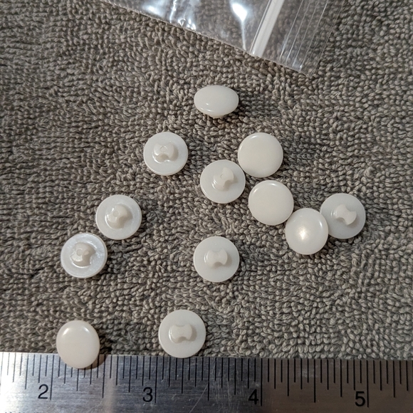 BUTTONS White Round 1 post to attach (12) - Picture 1 of 4